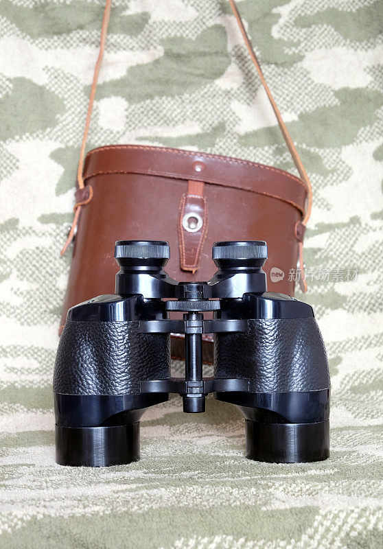 复古Porro棱镜黑色双筒望远镜与情况伪装背景