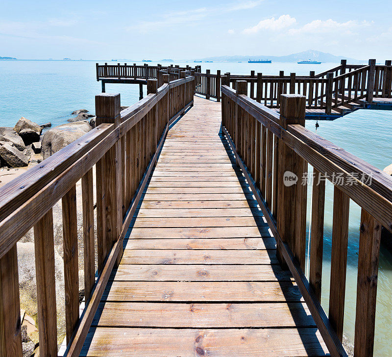 海滩上的木制人行桥