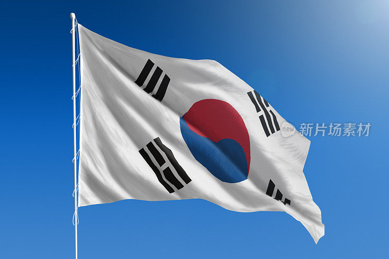 晴朗的蓝天上悬挂着韩国国旗