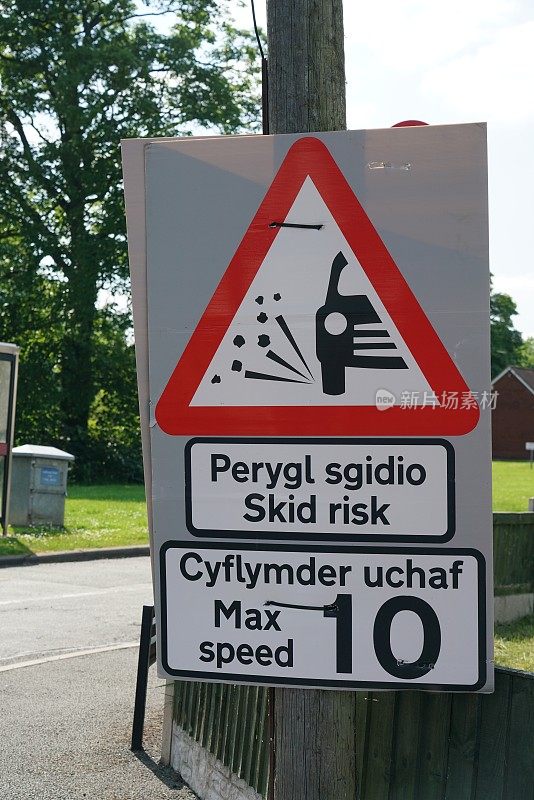 用威尔士语和英语标明打滑危险的路标