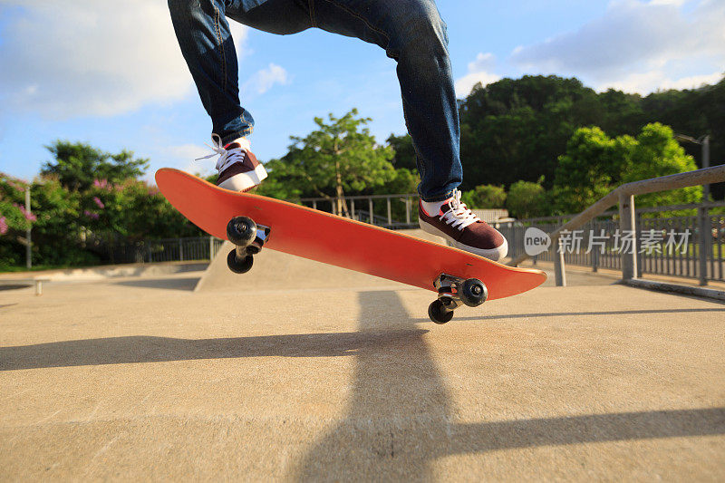 年轻的滑板运动员在滑板公园玩滑板