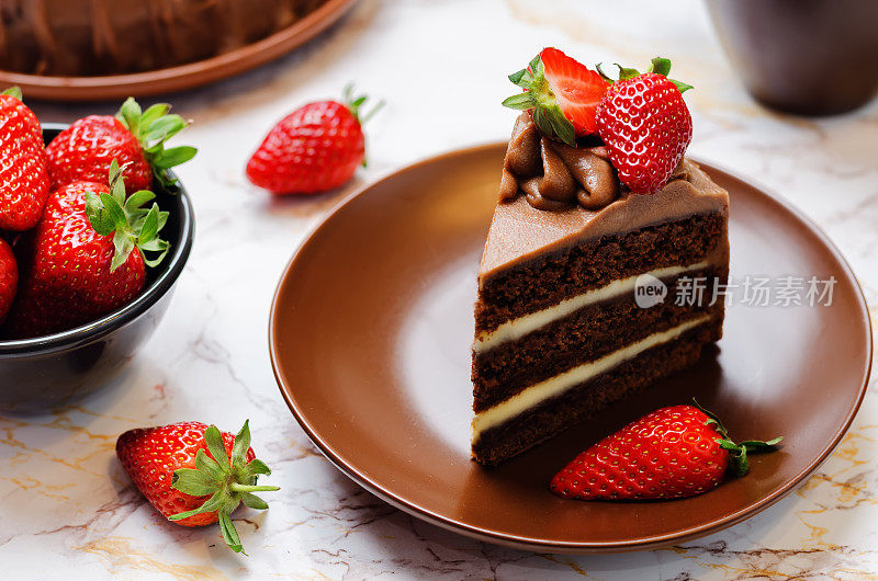 草莓装饰的巧克力蛋糕