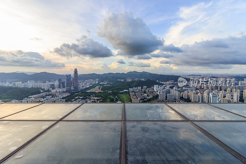 深圳摩天大楼上的玻璃和远处的建筑物