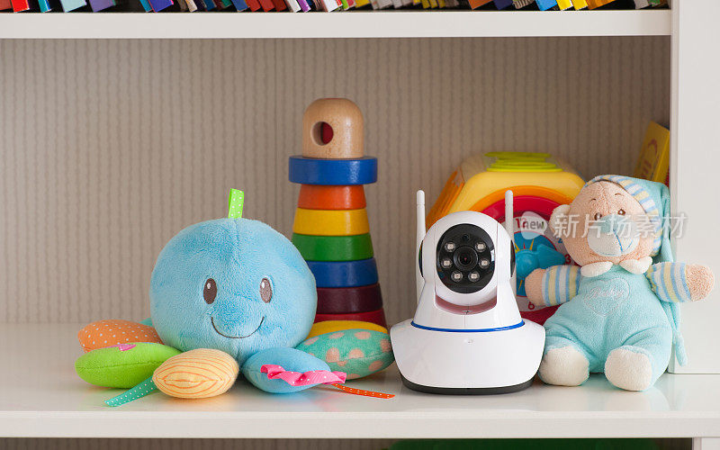 IP摄像头和玩具放在架子上，充当婴儿监视器