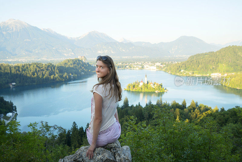 欣赏斯洛文尼亚布莱德湖的景色