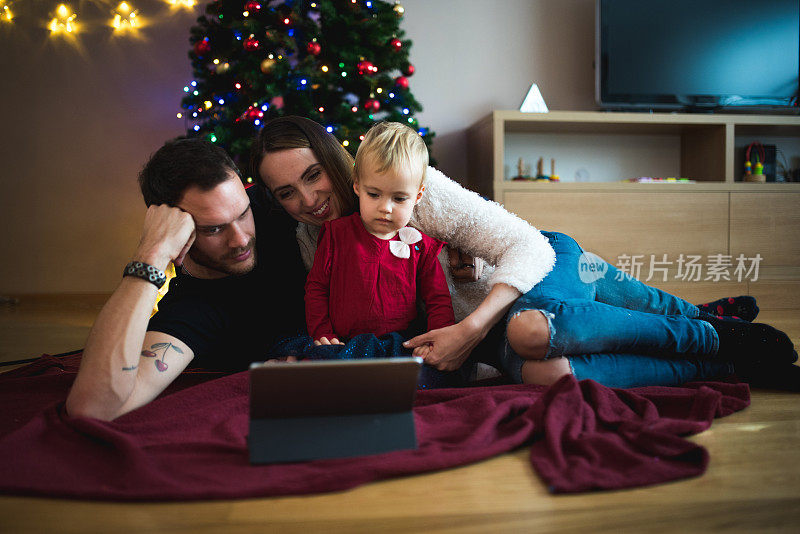 圣诞节使用电子平板电脑的家庭