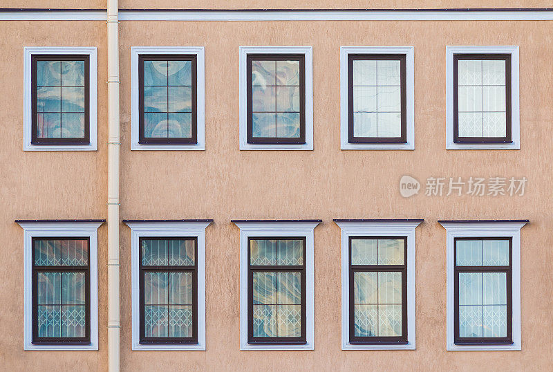 历史建筑立面上的一排排窗户