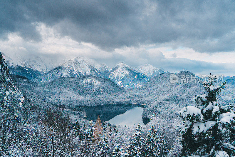 冬天的阿尔卑斯山雪万湖