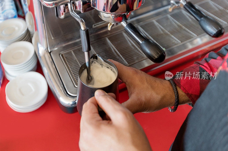 使用浓缩咖啡机的牛奶起泡器