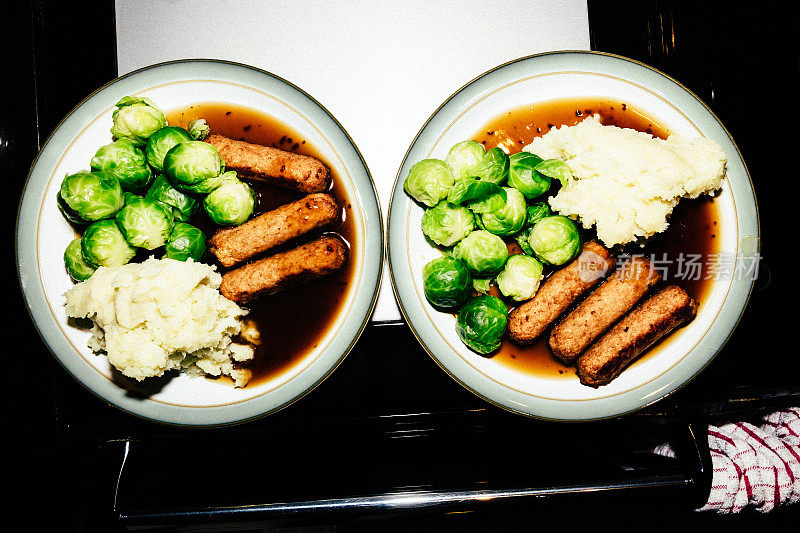 蔬菜香肠，土豆泥，豆芽和肉汁