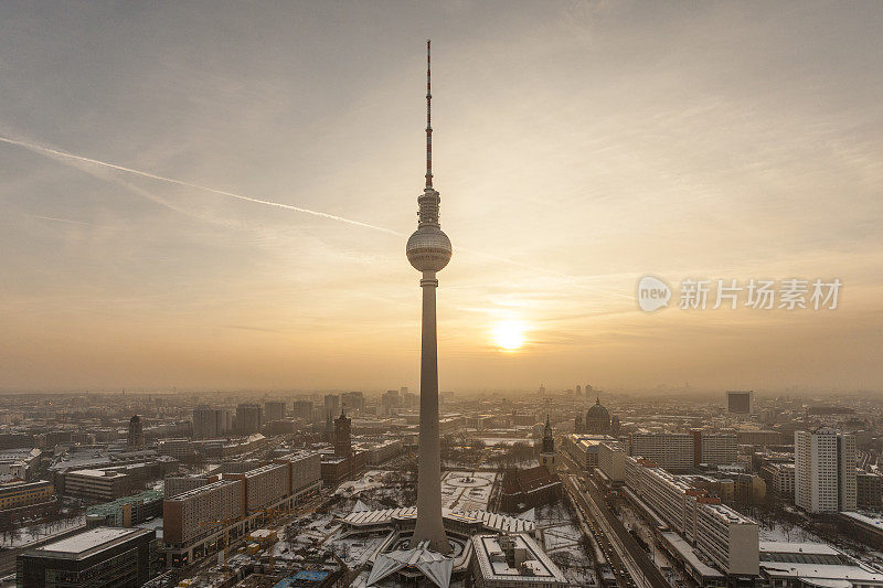 柏林电视塔Fernsehturm地标冬季日落