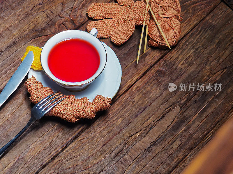 编织牛角面包，黄油和茶