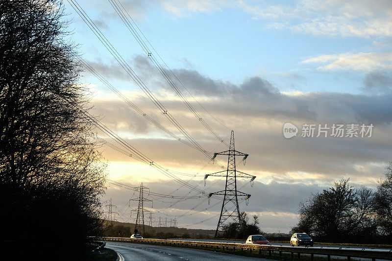 英国M1高速公路上快速移动的交通在一个雨天日落