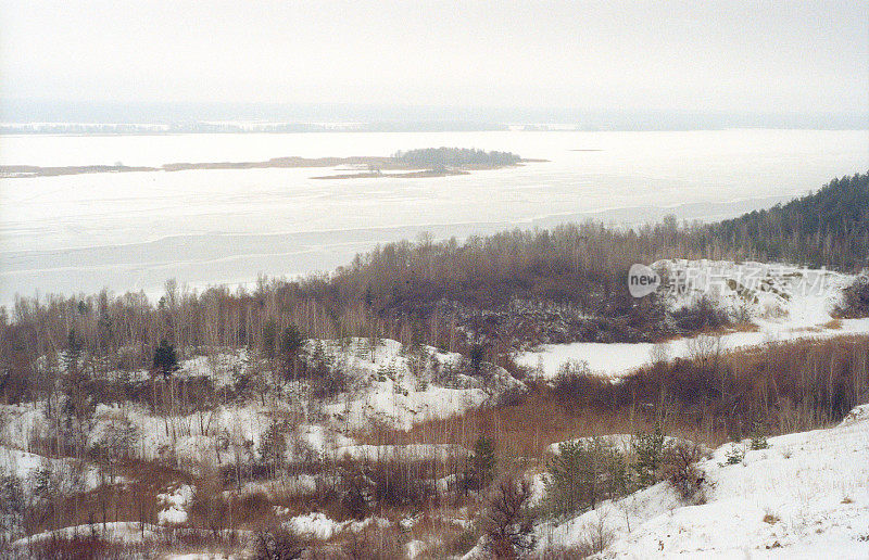 冬季景观的河岸和海岸线的森林。拍摄电影