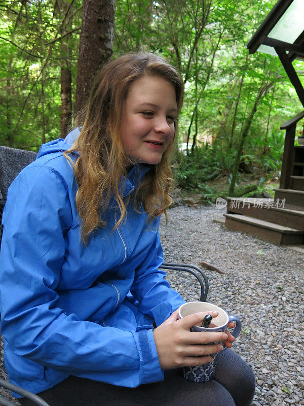 露营青少年在森林里拿着热巧克力咖啡在马克杯