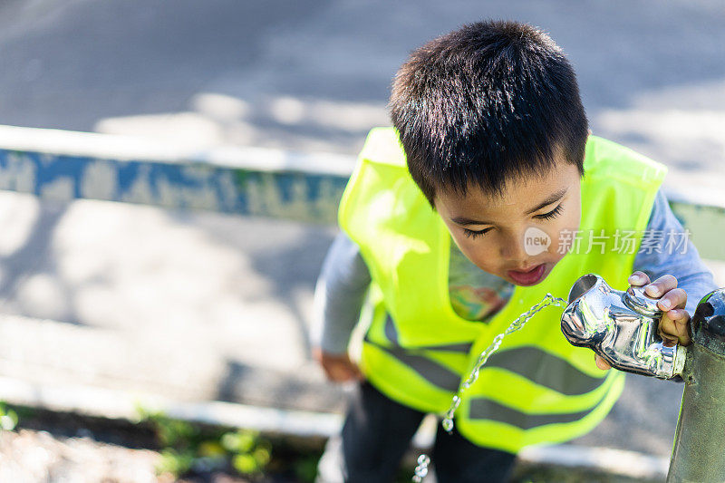 孩子们在学校喝水。