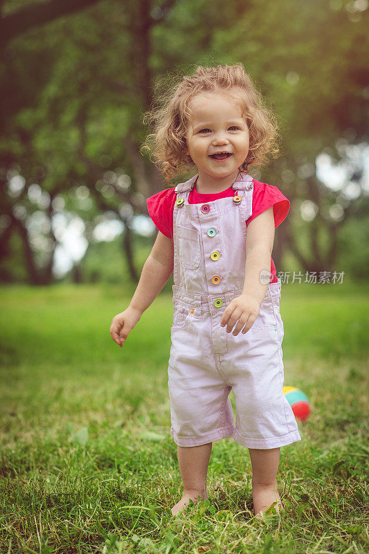 可爱的小女孩在公园里享受夏天