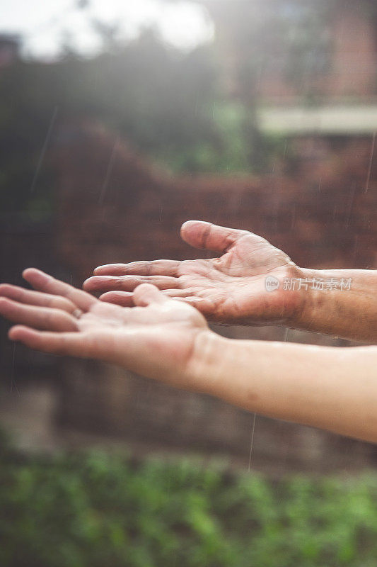 手放在雨水下