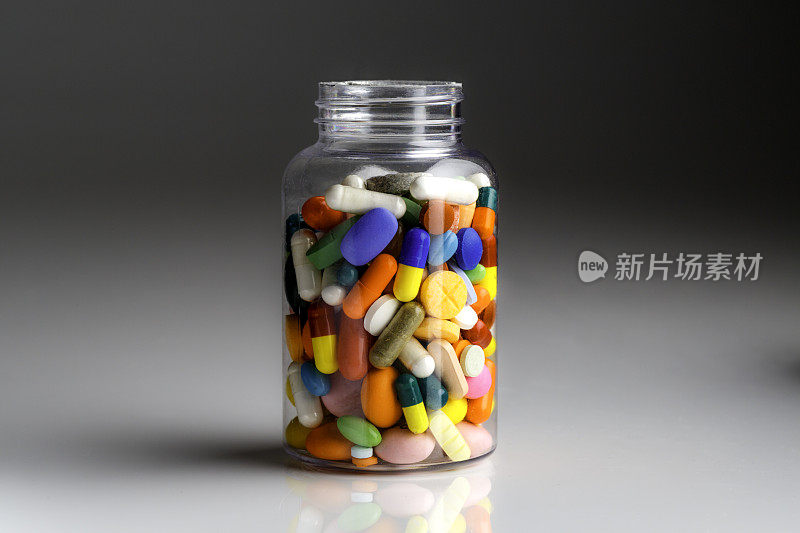 大组各种胶囊和药丸装在透明塑料瓶中