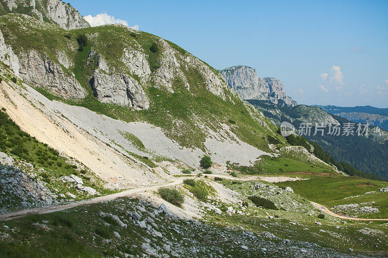 夏天高山中的乡间小路