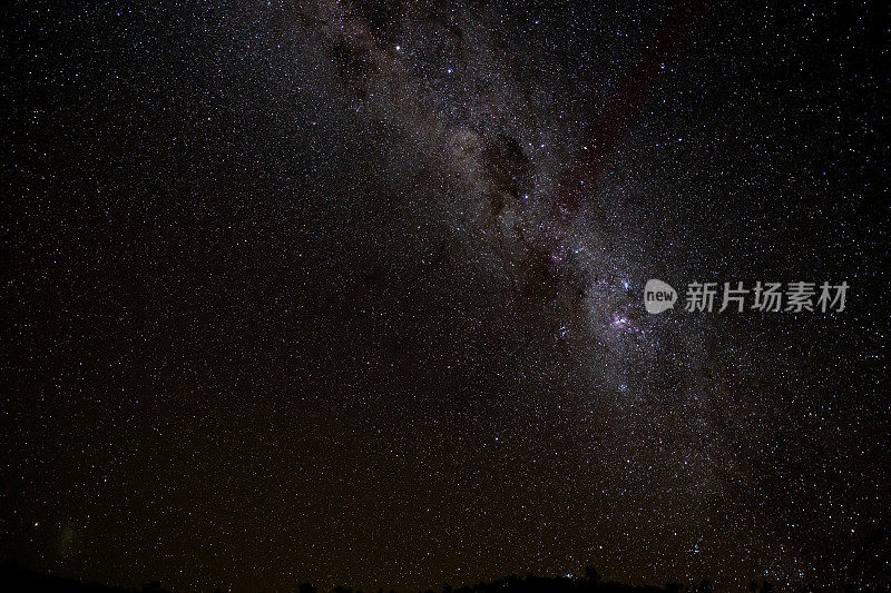 银河里明亮的星星在没有月亮的黑暗夜晚闪闪发光