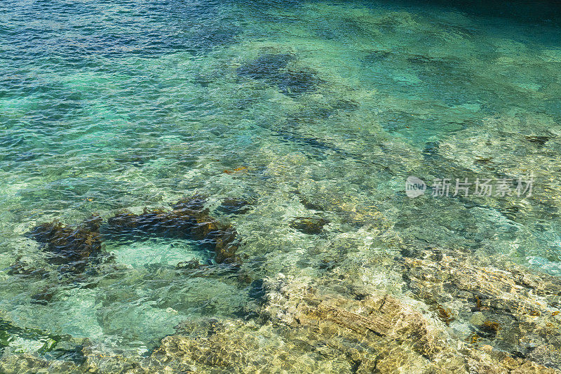 康沃尔纽基清澈的蓝色海水