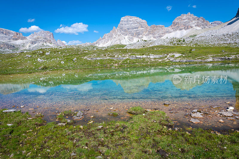 意大利欧洲阿尔卑斯山Dolomites区拉瓦雷多冰城北侧的小湖