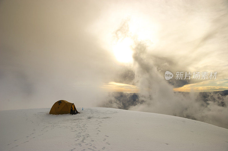 在玻利维亚拉巴斯附近的伊伊马尼山上的雪地上露营