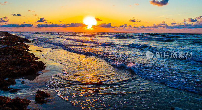 当海浪撞击海岸线时，帕德雷岛上的日出