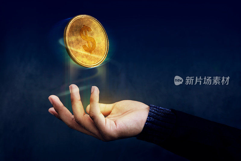 金融或利润作为简单的概念，黄金钱硬币浮在魔术师的手上像一个魔术，黑暗的光