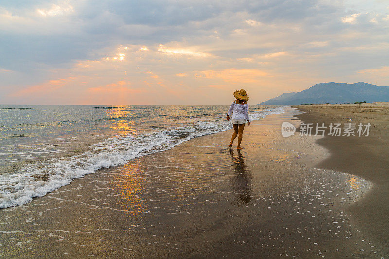 女人正奔向大海