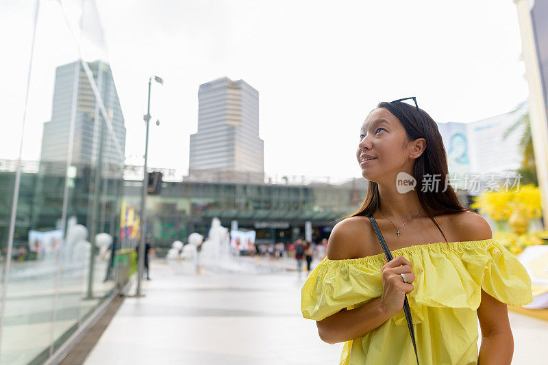 年轻美丽的多民族旅游女人的肖像享受生活在暹罗广场购物中心在泰国曼谷