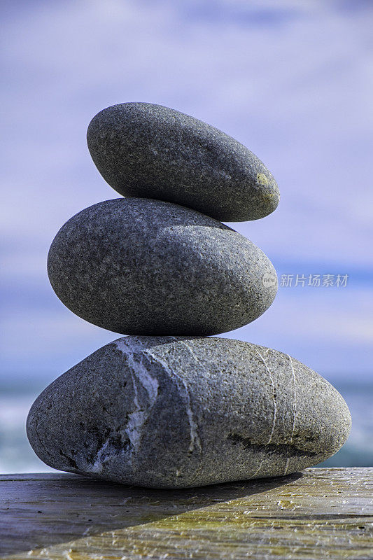 平衡吉莱斯皮斯海滩的岩石，新西兰