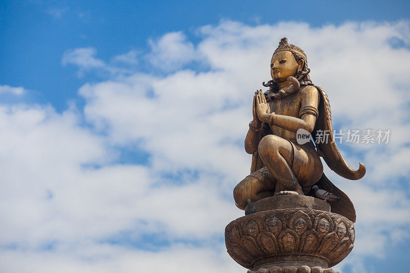尼泊尔加德满都帕坦广场上的揭路荼雕像。