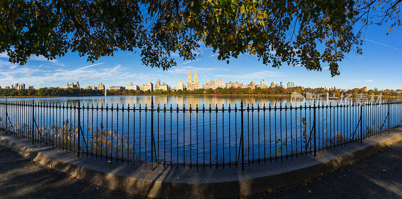 秋季，上西区穿过中央公园水库。曼哈顿，纽约
