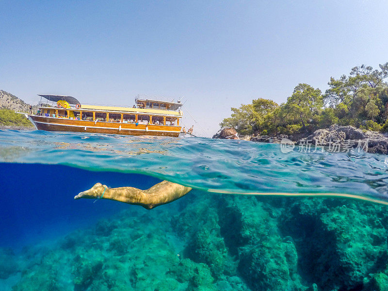 Göbün湾在Göcek。漂浮在海底的女士。