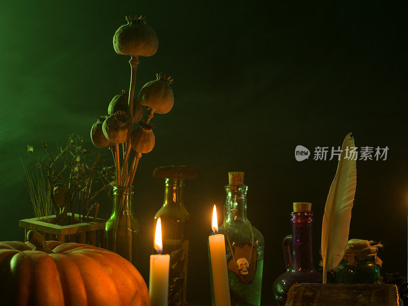 南瓜，毒药瓶，死昆虫，万圣节桌上的蜡烛