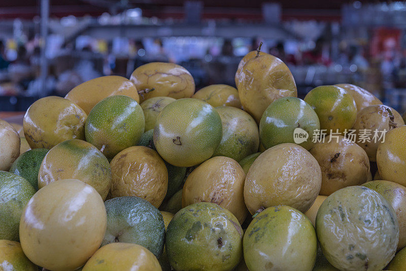 百香果在农贸市场摊档出售