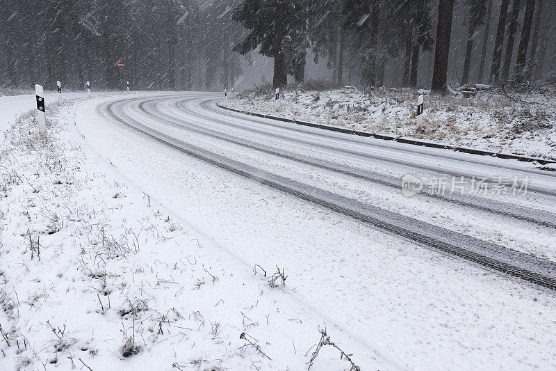 积雪覆盖的道路-冬季驾驶状况