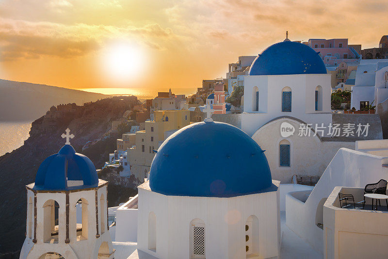 日落时希腊圣托里尼岛的蓝色穹顶