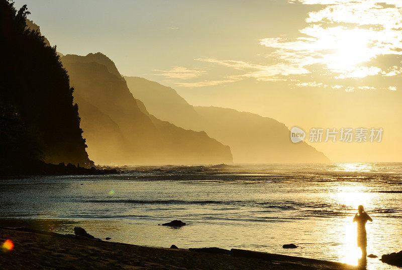 美丽的纳帕利海岸日落在科伊海滩在考艾岛北岸