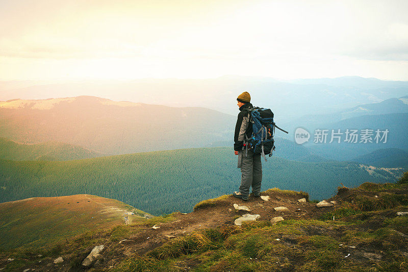 山顶上的年轻旅行者