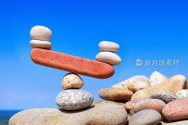 象征意义的鳞片来自石头。不安的平衡。不平衡的概念。