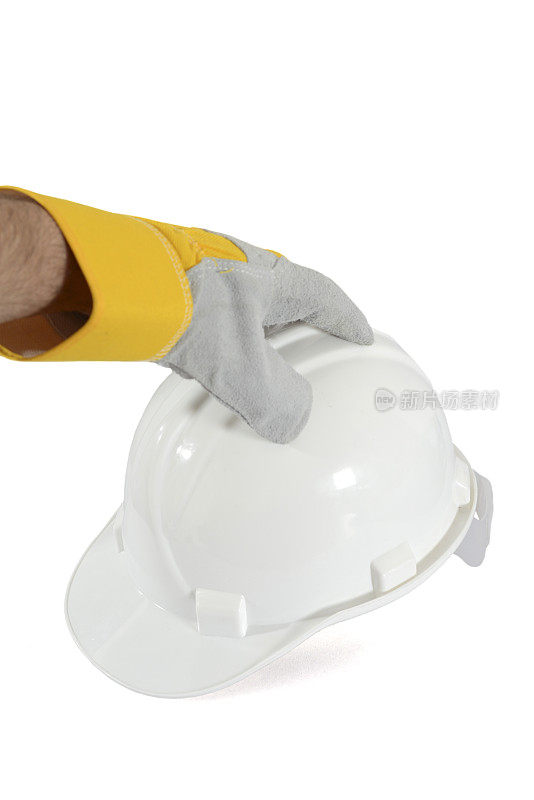 建筑工人拿着安全帽