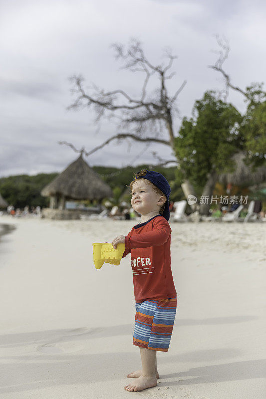 小男孩在加勒比海热带海滩玩，库拉索岛