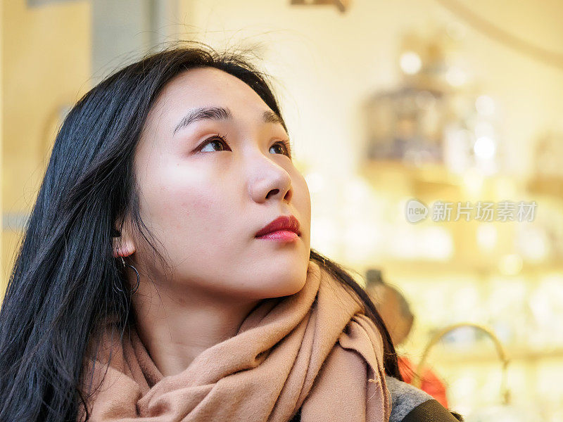 特写时尚美丽的中国女人肖像与长发向上看充满欲望，集中眼睛。