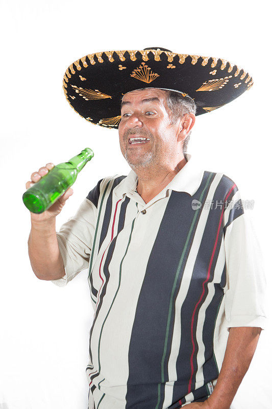 一个墨西哥男人手里拿着啤酒的特写肖像