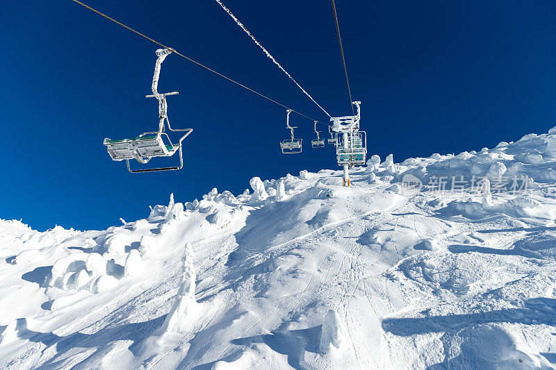 滑雪山背景