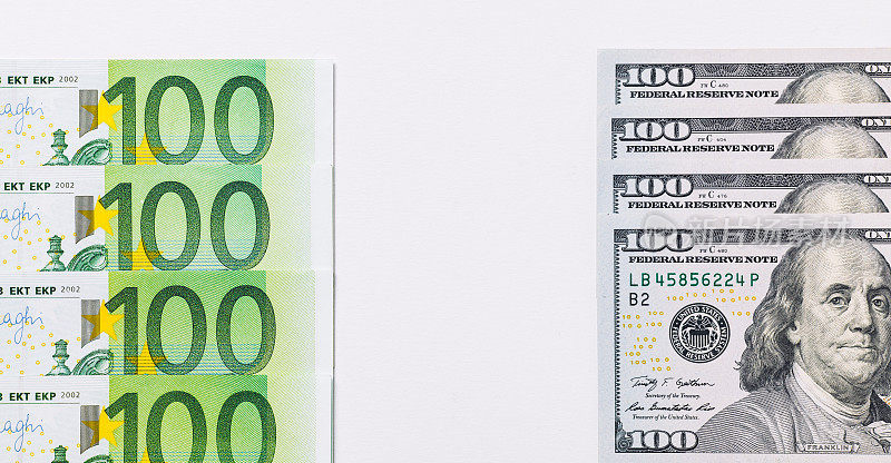 100欧元和新的100美元钞票。钱的背景。