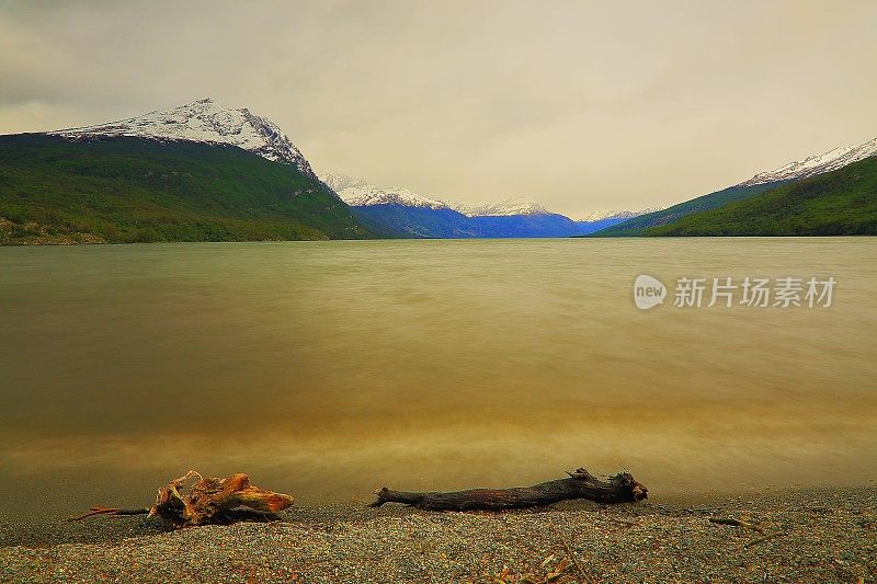 模糊的海湾水-长期暴露乌斯怀亚景观-火地岛，阿根廷